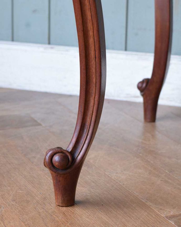 アンティークのテーブル　アンティーク家具　うっとりする美しい脚線美のアンティーク、フランスらしい優雅なティーテーブル。持ち上げなくても移動できます！Handleのアンティークは、脚の裏にフェルトキーパーをお付けしていますので、床を滑らせてれば移動が簡単です。(j-2120-f)