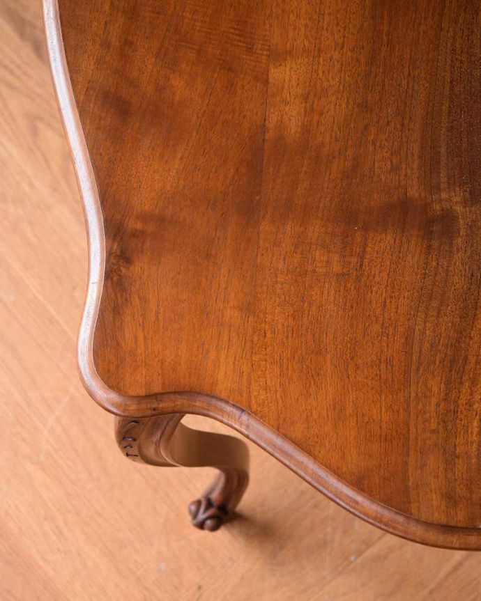 アンティークのテーブル　アンティーク家具　うっとりする美しい脚線美のアンティーク、フランスらしい優雅なティーテーブル。天板の周りのデザインもステキ天板の周りのカッティングも美しいんです。(j-2120-f)