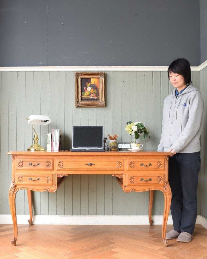 アンティークのデスク・書斎机　アンティーク家具　フランスから届いた優雅なアンティーク家具、パーケットが美しいライティングデスク。優雅な雰囲気に包まれるエレガントなデスク気品が漂う大人のためのアンティークデスクは、置いてあるだけで優雅な雰囲気で包み込んでくれます。(j-2121-f)