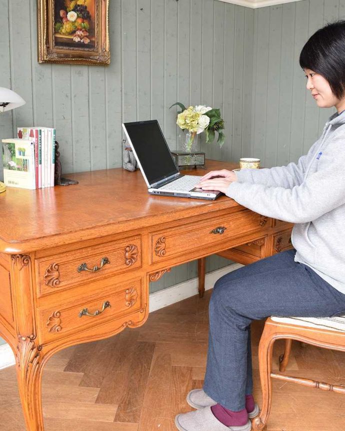 アンティークのデスク・書斎机　アンティーク家具　フランスから届いた優雅なアンティーク家具、パーケットが美しいライティングデスク。自分だけのちょっと贅沢な時間ここに座るだけでフランス気分。(j-2121-f)