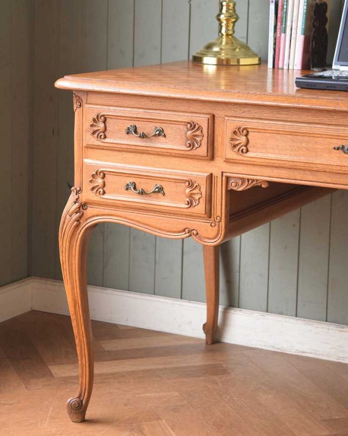 アンティークのデスク・書斎机　アンティーク家具　フランスから届いた優雅なアンティーク家具、パーケットが美しいライティングデスク。フランスらしい優雅なフォルム本来、機能的に使われる家具デスクも、フランスのアンティークだと彫と猫脚の美しさにうっとり。(j-2121-f)