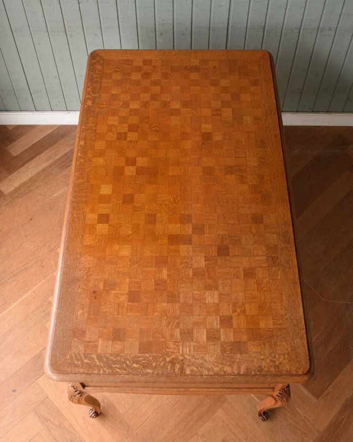 アンティークのデスク・書斎机　アンティーク家具　フランスから届いた優雅なアンティーク家具、パーケットが美しいライティングデスク。天板もピカピカにお直ししました。(j-2121-f)