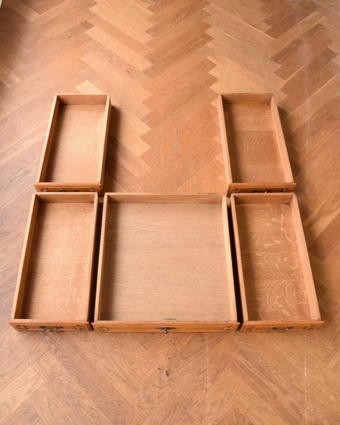 アンティークのデスク・書斎机　アンティーク家具　フランスから届いた優雅なアンティーク家具、パーケットが美しいライティングデスク。引き出しの中もキレイに修復しました！もちろん引き出しの中も職人がキレイにお直しました。(j-2121-f)