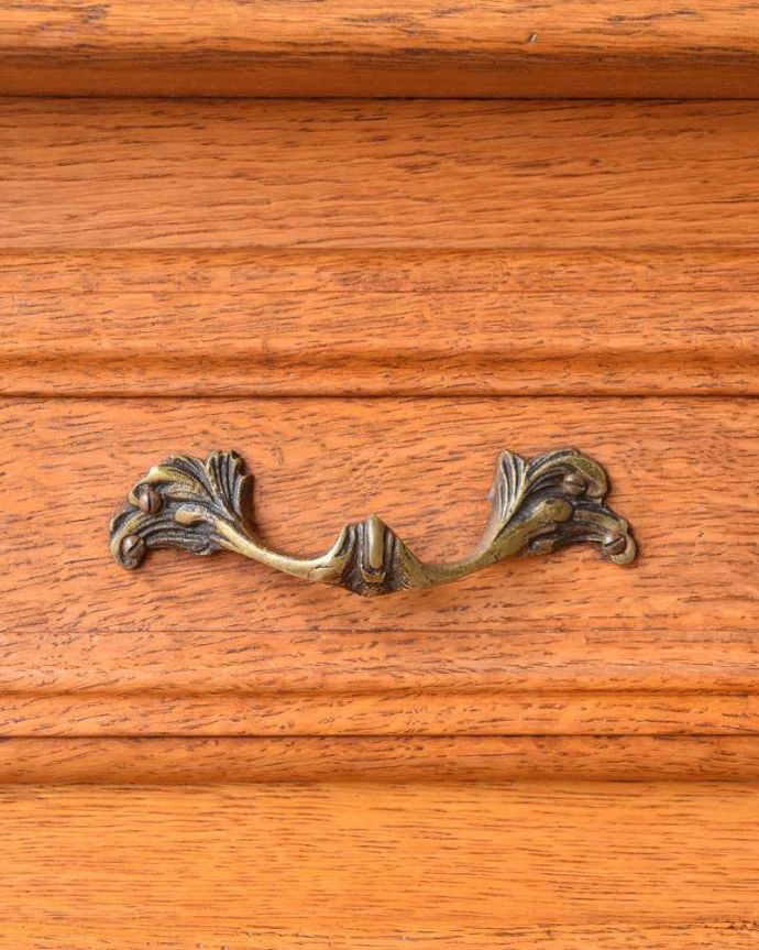 アンティークのデスク・書斎机　アンティーク家具　フランスから届いた優雅なアンティーク家具、パーケットが美しいライティングデスク。アンティークらしい取っ手取っ手のデザインもフランスらしく優雅。(j-2121-f)