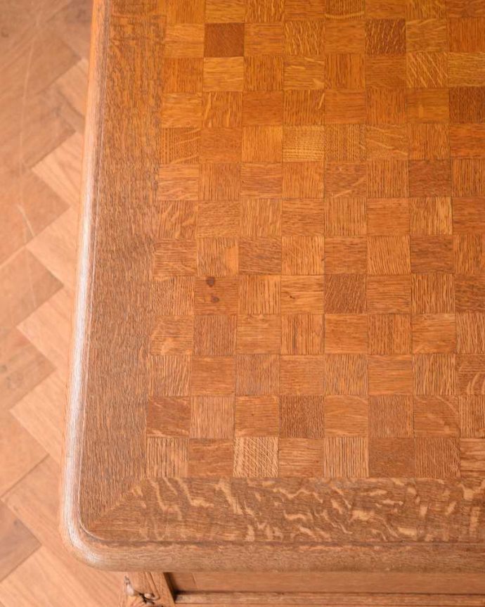 アンティークのデスク・書斎机　アンティーク家具　フランスから届いた優雅なアンティーク家具、パーケットが美しいライティングデスク。さりげなく凝った手仕事木を組み合わせたパーケットの模様が美しい天板。(j-2121-f)