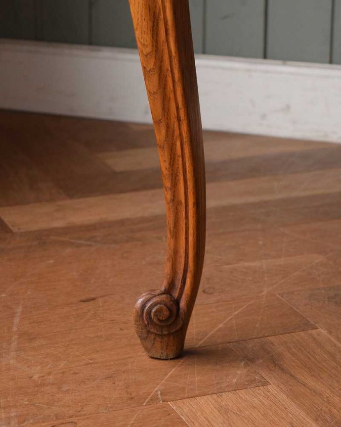 アンティークのデスク・書斎机　アンティーク家具　フランスから届いた優雅なアンティーク家具、パーケットが美しいライティングデスク。女性1人でラクラク運べちゃう仕掛けHandleのアンティークは、脚の裏にフェルトキーパーをお付けしています。(j-2121-f)