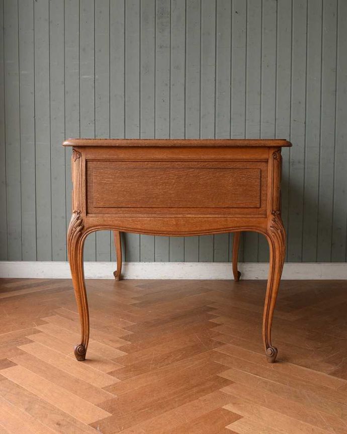 アンティークのデスク・書斎机　アンティーク家具　フランスから届いた優雅なアンティーク家具、パーケットが美しいライティングデスク。横顔も優雅です。(j-2121-f)