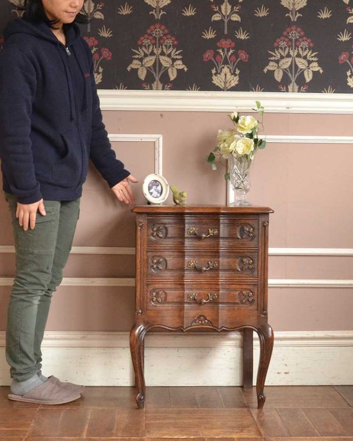 アンティークのチェスト　アンティーク家具　南フランスのアンティーク家具、装飾が可憐なチェスト（３段）。フランスらしい優雅なアンティークのチェスト脚の美しい曲線美は、さすがフランスのアンティーク。(j-2122-f)