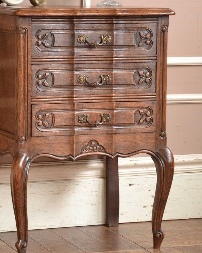 アンティークのチェスト　アンティーク家具　南フランスのアンティーク家具、装飾が可憐なチェスト（３段）。自慢したくなる美しさやっぱりフランスのチェストは美しい見た目が魅力。(j-2122-f)