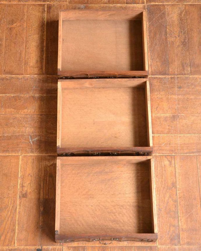 アンティークのチェスト　アンティーク家具　南フランスのアンティーク家具、装飾が可憐なチェスト（３段）。引き出しの中もキレイですもちろん引き出しの中も職人がキレイ仕上げました。(j-2122-f)