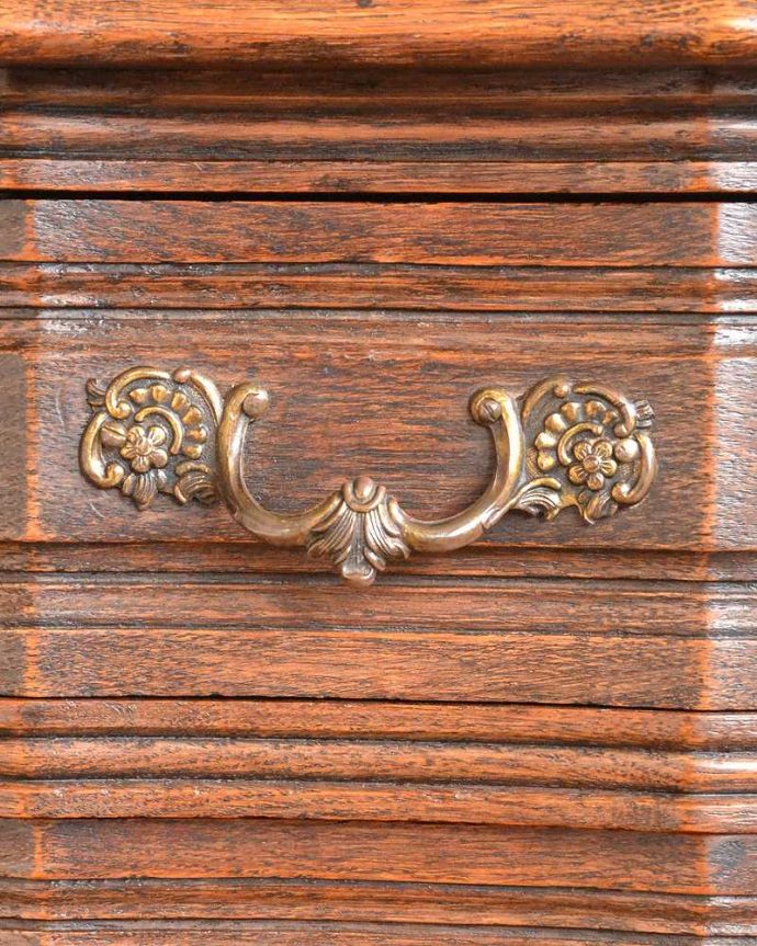 アンティークのチェスト　アンティーク家具　南フランスのアンティーク家具、装飾が可憐なチェスト（３段）。開ける度にワクワクする取っ手優雅なデザインの取っ手。(j-2122-f)