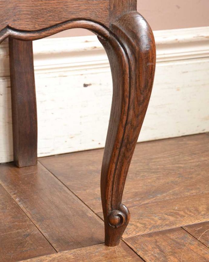 アンティークのチェスト　アンティーク家具　南フランスのアンティーク家具、装飾が可憐なチェスト（３段）。女性1人でもラクラク運べます。(j-2122-f)