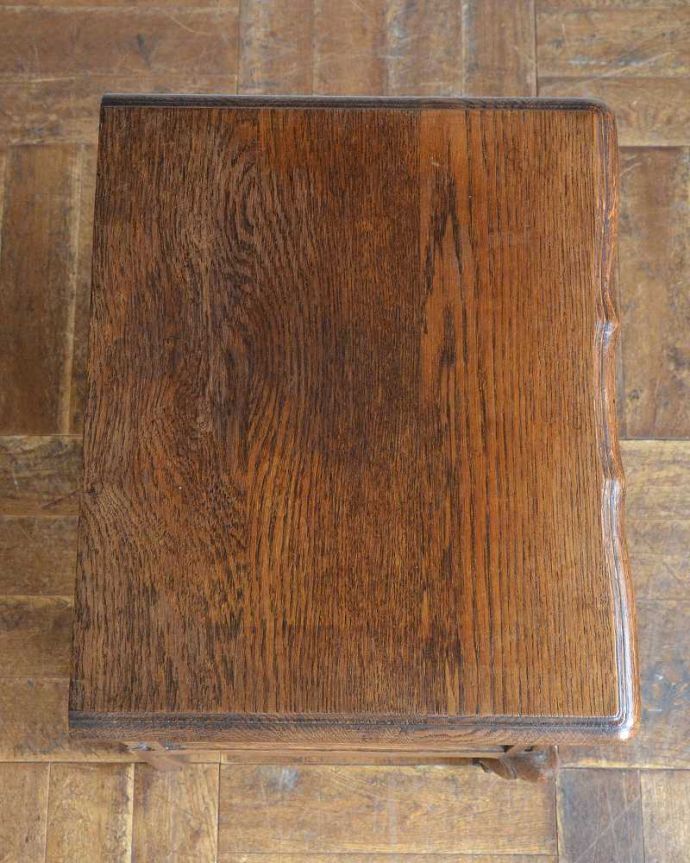 アンティークのチェスト　アンティーク家具　南フランスのアンティーク家具、装飾が可憐なチェスト（３段）。何を置いて楽しもうかな・・・天板も修復する際、塗装もキレイに仕上げたので、いろんなものを乗せて楽しんで下さい。(j-2122-f)