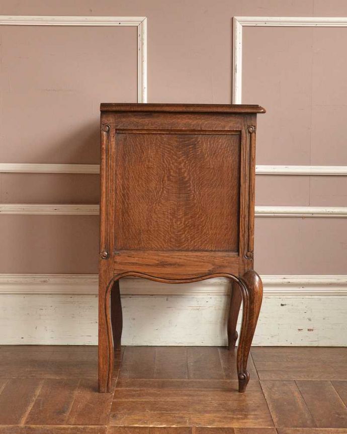 アンティークのチェスト　アンティーク家具　南フランスのアンティーク家具、装飾が可憐なチェスト（３段）。横から見てもステキもちろん、横顔からもフランスらしい美しさが漂っています。(j-2122-f)