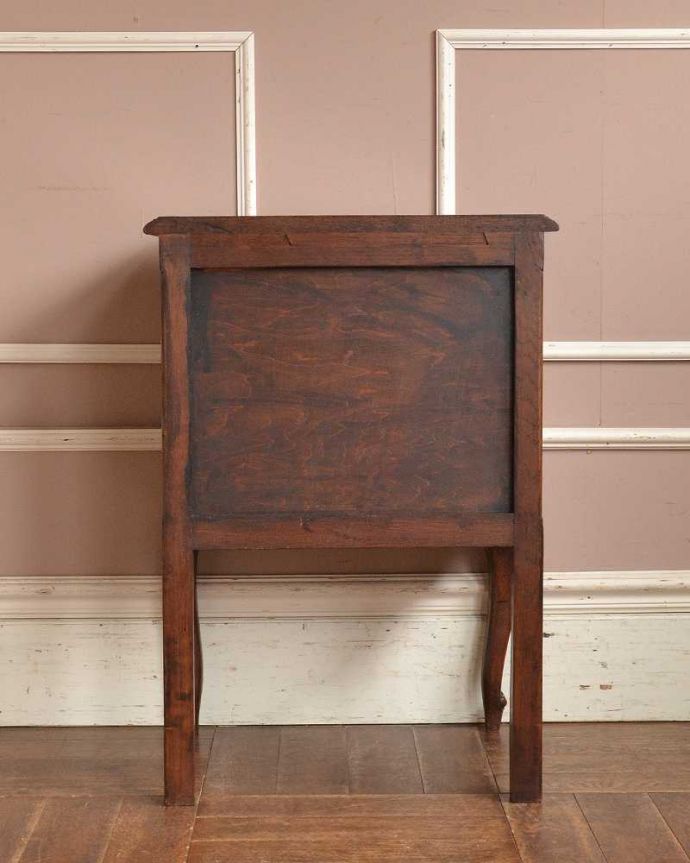 アンティークのチェスト　アンティーク家具　南フランスのアンティーク家具、装飾が可憐なチェスト（３段）。後ろ姿にも気を使ってます。(j-2122-f)