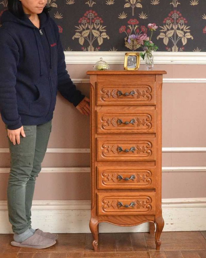 アンティークのチェスト　アンティーク家具　南フランスのエレガントなアンティーク家具、コンパクトでスマートな５段チェスト。フランスらしい優雅なアンティークのチェスト脚の美しい曲線美は、さすがフランスのアンティーク。(j-2123-f)