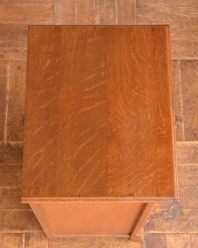 アンティークのチェスト　アンティーク家具　南フランスのエレガントなアンティーク家具、コンパクトでスマートな５段チェスト。何を置いて楽しもうかな・・・天板も修復する際、塗装もキレイに仕上げたので、いろんなものを乗せて楽しんで下さい。(j-2123-f)