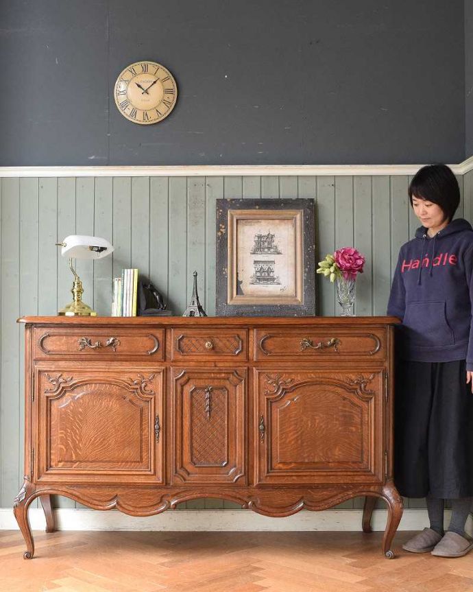 サイドボード　アンティーク家具　フランスの優雅でエレガントなアンティーク家具、装飾が美しいサイドボード。優雅な香りが漂うフランスのアンティークフランスらしい美しい彫が入ったサイドボードは、どんな場所に置いてもまるで絵画を見ているように美しいんです。(j-2124-f)