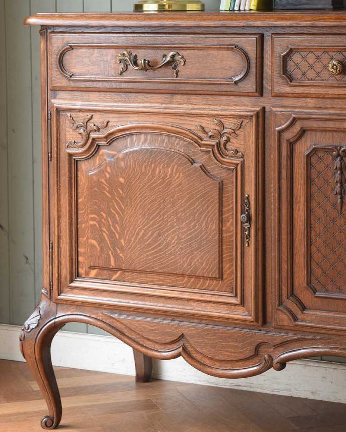 サイドボード　アンティーク家具　フランスの優雅でエレガントなアンティーク家具、装飾が美しいサイドボード。うっとりしちゃう彫の美しさ眺めているだけで幸せになっちゃうフランスらしい優雅な彫。(j-2124-f)