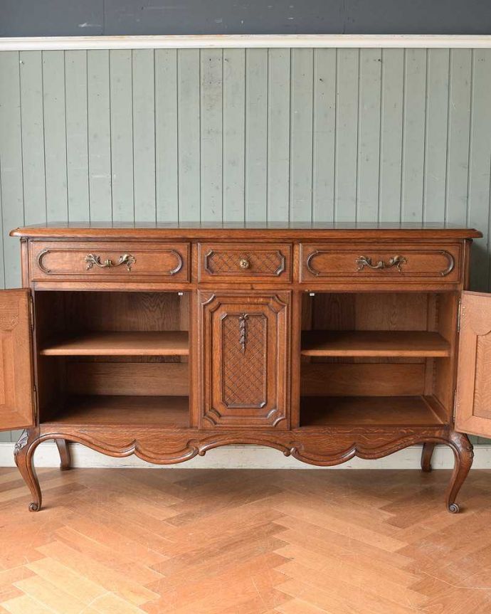 サイドボード　アンティーク家具　フランスの優雅でエレガントなアンティーク家具、装飾が美しいサイドボード。扉を開けて中を見ると･･･職人が修復して、扉の中もこんな感じでキレイに仕上げました。(j-2124-f)