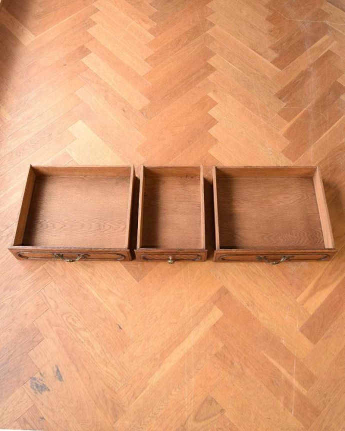 サイドボード　アンティーク家具　フランスの優雅でエレガントなアンティーク家具、装飾が美しいサイドボード。いろんなものを入れて使って下さいもちろん引き出しの中も職人がキレイにしました。(j-2124-f)