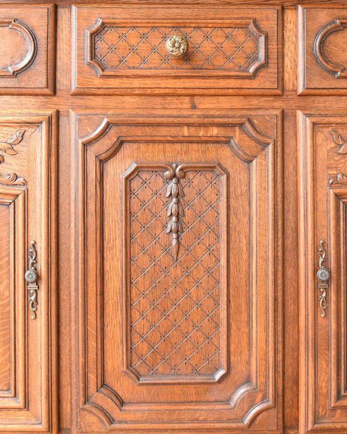 サイドボード　アンティーク家具　フランスの優雅でエレガントなアンティーク家具、装飾が美しいサイドボード。優雅なデザインまだ機械が発達していない時代に、どうやって造ったんだろう･･･。(j-2124-f)