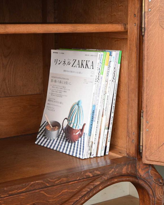 サイドボード　アンティーク家具　フランスの優雅でエレガントなアンティーク家具、装飾が美しいサイドボード。扉の中は収納たっぷりA4サイズの雑誌までしっかり収納出来ちゃう大きさ。(j-2124-f)