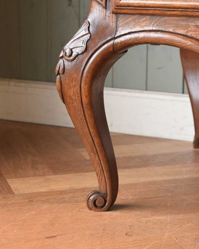 サイドボード　アンティーク家具　フランスの優雅でエレガントなアンティーク家具、装飾が美しいサイドボード。女性１人でもラクに運べちゃうヒミツHandleのアンティークは、脚の裏にフェルトキーパーをお付けしているので、床を滑らせれば女性でも移動がカンタンに出来ます！ご安心下さい。(j-2124-f)