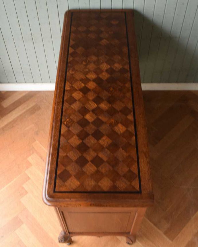 サイドボード　アンティーク家具　フランスの優雅でエレガントなアンティーク家具、装飾が美しいサイドボード。上から見てみると･･･天板もこんな感じで修復の際、キレイに仕上げました。(j-2124-f)