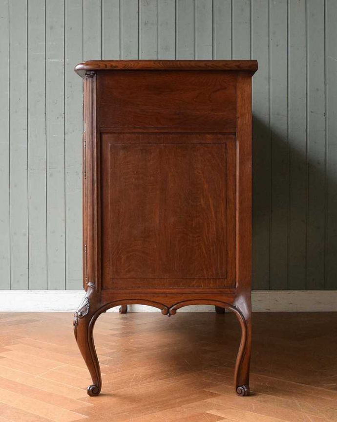 サイドボード　アンティーク家具　フランスの優雅でエレガントなアンティーク家具、装飾が美しいサイドボード。横顔だっても美しい正面だけじゃなく横から見ても、実は結構凝った造り。(j-2124-f)