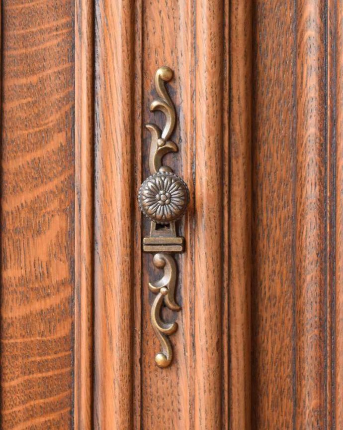 サイドボード　アンティーク家具　フランスの優雅でエレガントなアンティーク家具、装飾が美しいサイドボード。開ける度にワクワクする取っ手取っ手だけを見ても、フランスらしい凝った装飾なんです。(j-2124-f)