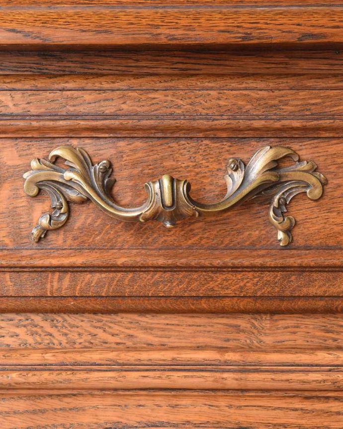 サイドボード　アンティーク家具　フランスの優雅でエレガントなアンティーク家具、装飾が美しいサイドボード。あらゆる部分にこだわりが日本の家具では見かけないデコラティヴさが魅力。(j-2124-f)