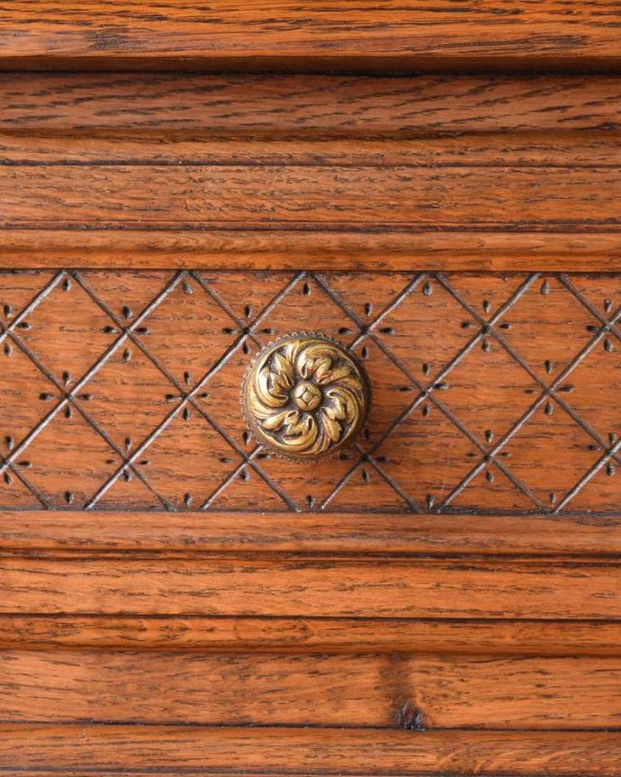 サイドボード　アンティーク家具　フランスの優雅でエレガントなアンティーク家具、装飾が美しいサイドボード。思わず開け閉めしたくなっちゃうような、可愛い取っ手です。(j-2124-f)