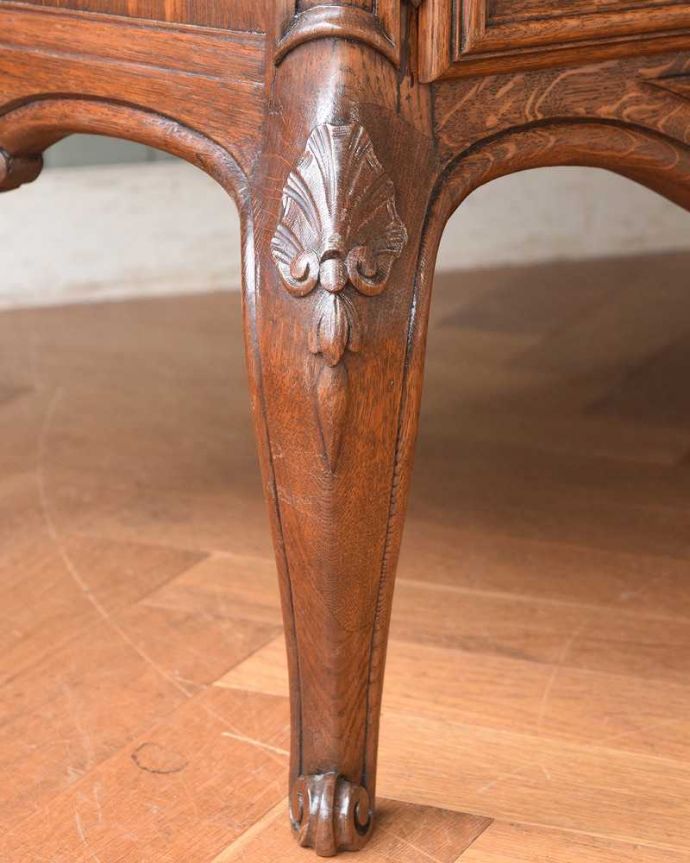 サイドボード　アンティーク家具　フランスの優雅でエレガントなアンティーク家具、装飾が美しいサイドボード。脚先にまで装飾が入っています。(j-2124-f)