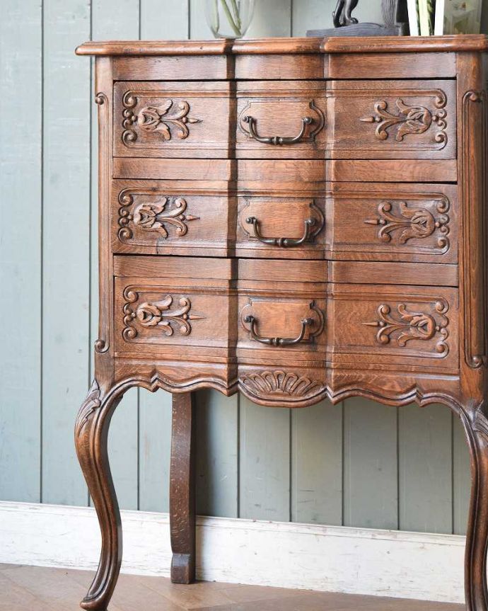 アンティークのチェスト　アンティーク家具　南仏スタイルの美しいアンティーク家具、使いやすいチェスト。収納だけじゃなく見て楽しむチェストチェストと言っても見た目が素敵なので、収納だけではもったいない。(j-2125-f)