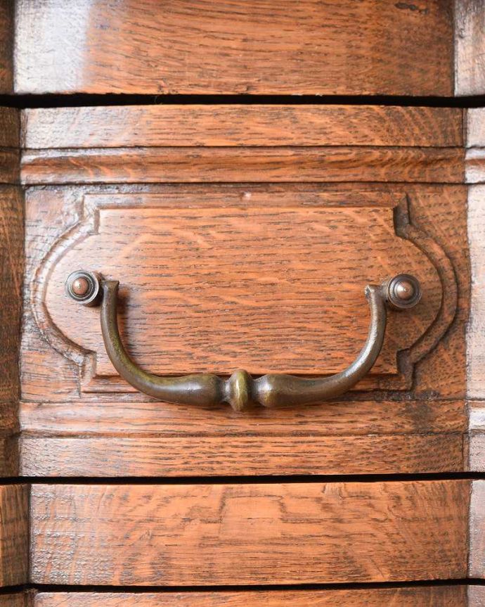 アンティークのチェスト　アンティーク家具　南仏スタイルの美しいアンティーク家具、使いやすいチェスト。開ける度にワクワクする取っ手フランスらしい優雅なデザインの取っ手。(j-2125-f)