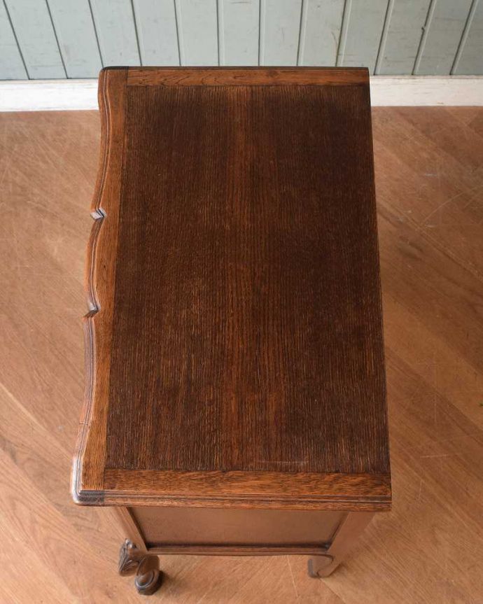 アンティークのチェスト　アンティーク家具　南仏スタイルの美しいアンティーク家具、使いやすいチェスト。何を置こうかな･･･？チェストを上から見るとこんな感じの形です。(j-2125-f)