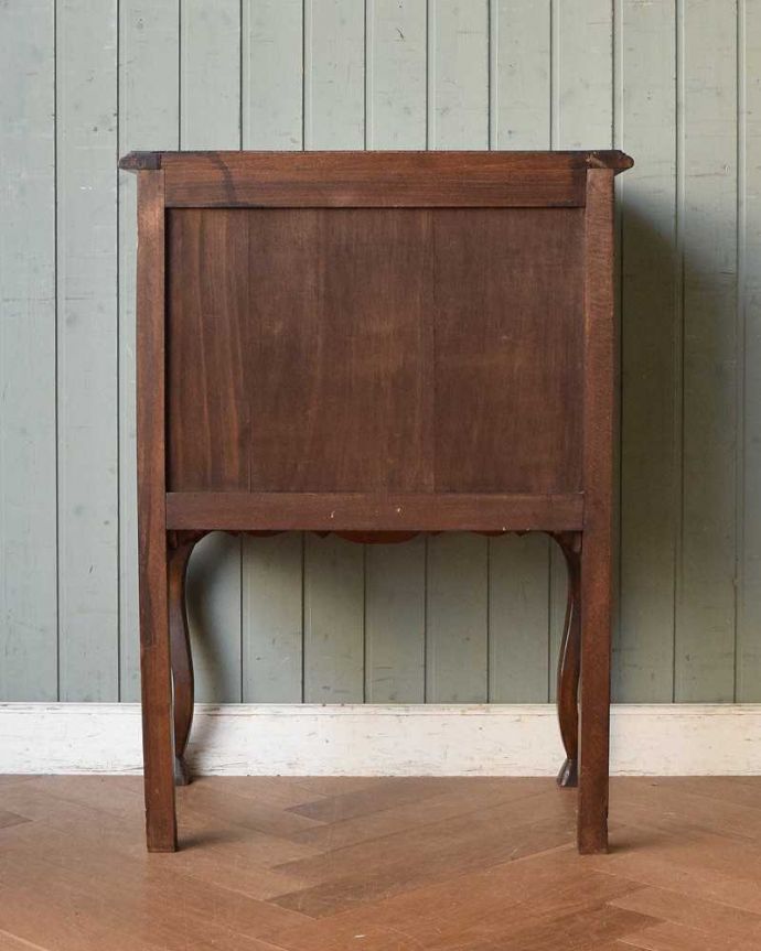 アンティークのチェスト　アンティーク家具　南仏スタイルの美しいアンティーク家具、使いやすいチェスト。修復したので後姿もキレイですアンティークは新品ではないので、もちろん経年変化によるキズはありますが、専門の職人が修復しています。(j-2125-f)