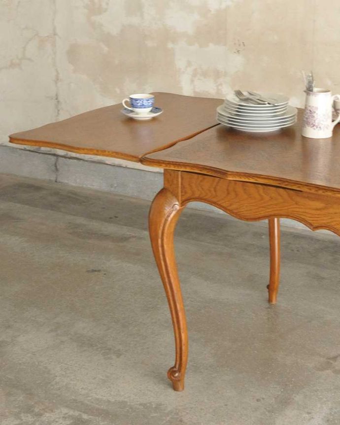 アンティークのテーブル　アンティーク家具　フランス輸入の美しいアンティーク家具、ドローリーフテーブル（伸張式ダイニングテーブル） 。やっぱり脚の美しさが自慢なんです！一番最初に目に飛び込んでくるフレンチカブリオレレッグ。(j-2126-f)