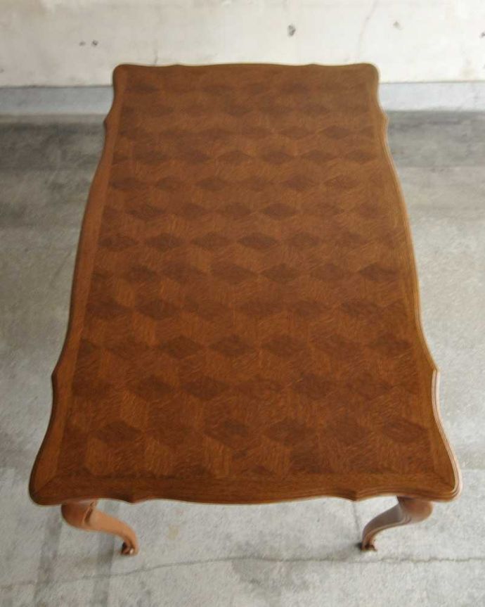 アンティークのテーブル　アンティーク家具　フランス輸入の美しいアンティーク家具、ドローリーフテーブル（伸張式ダイニングテーブル） 。上から見るとこんな形リーフを開く前はこんな形です。(j-2126-f)