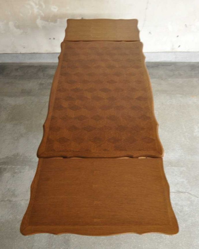 アンティークのテーブル　アンティーク家具　フランス輸入の美しいアンティーク家具、ドローリーフテーブル（伸張式ダイニングテーブル） 。大きく広げてみると･･･両方のリーフを開くと、たっぷり使える天板の広さ。(j-2126-f)