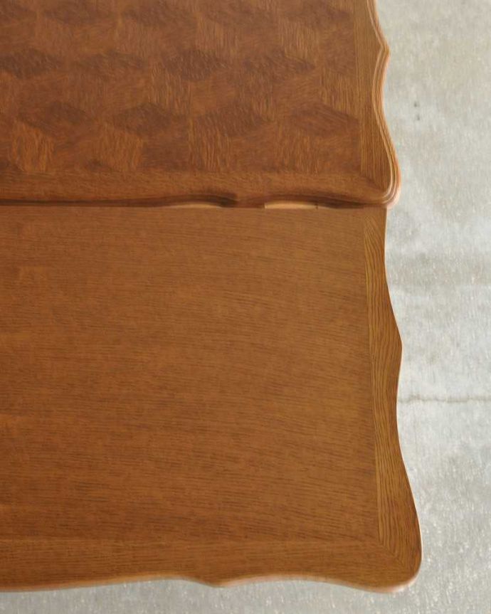 アンティークのテーブル　アンティーク家具　フランス輸入の美しいアンティーク家具、ドローリーフテーブル（伸張式ダイニングテーブル） 。近づいて見てみると、さらに美しい天板の模様天板の模様だけでもステキに見えちゃうフランスらしいテーブルを使えば、毎日の食事の時間がなんだかスペシャルになります。(j-2126-f)