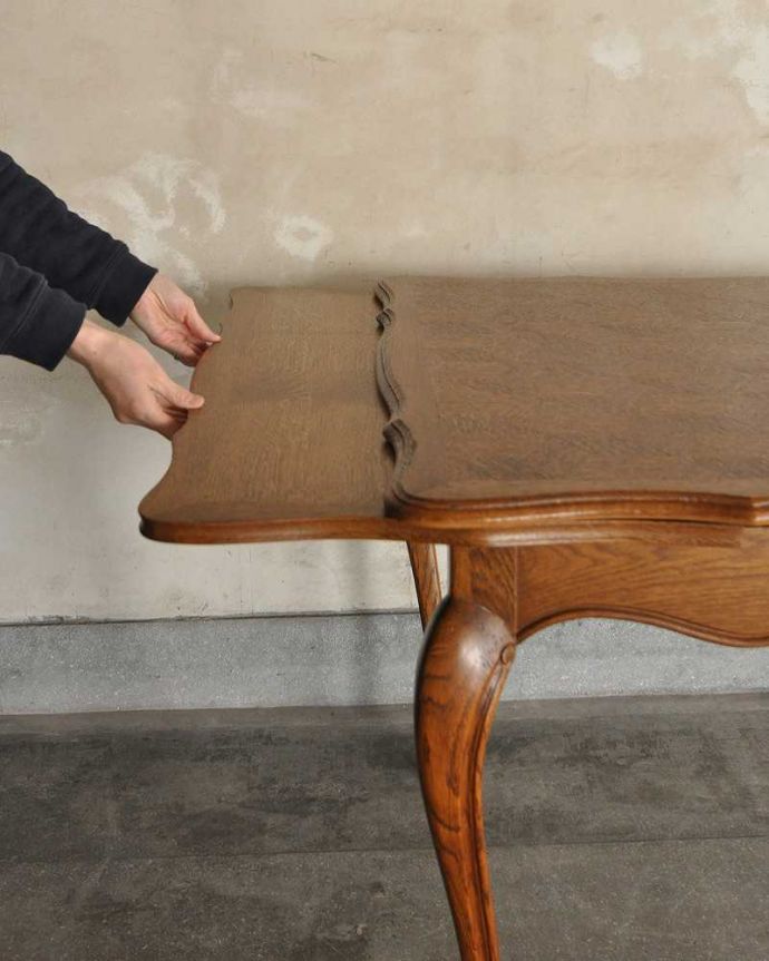 アンティークのテーブル　アンティーク家具　フランス輸入の美しいアンティーク家具、ドローリーフテーブル（伸張式ダイニングテーブル） 。あっという間にサイズが変えれます。(j-2126-f)