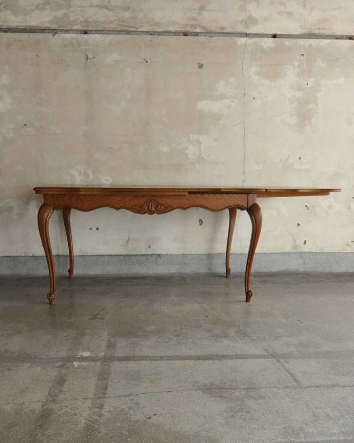 アンティークのテーブル　アンティーク家具　フランス輸入の美しいアンティーク家具、ドローリーフテーブル（伸張式ダイニングテーブル） 。片方だけ開いても･･･人数に合わせて、3タイプで大きさを選べるので、片方だけ開くと、こんな感じです。(j-2126-f)