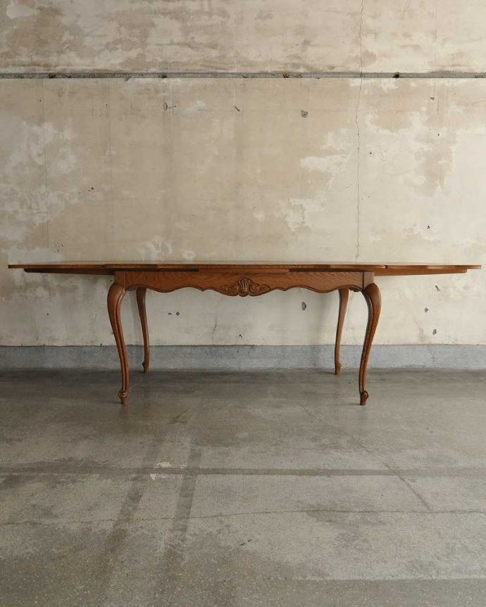 アンティークのテーブル　アンティーク家具　フランス輸入の美しいアンティーク家具、ドローリーフテーブル（伸張式ダイニングテーブル） 。両方開くとかなり大きなサイズ！フランスサイズなので、両方開くとかなり大きなダイニング。(j-2126-f)