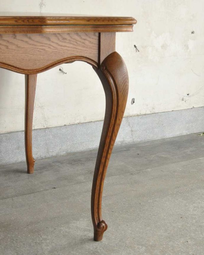 アンティークのテーブル　アンティーク家具　フランス輸入の美しいアンティーク家具、ドローリーフテーブル（伸張式ダイニングテーブル） 。持ち上げなくても移動できます！Handleのアンティークは、脚の裏にフェルトキーパーをお付けしていますので、持ち上げなくても床を滑らせて移動させることが出来ます。(j-2126-f)