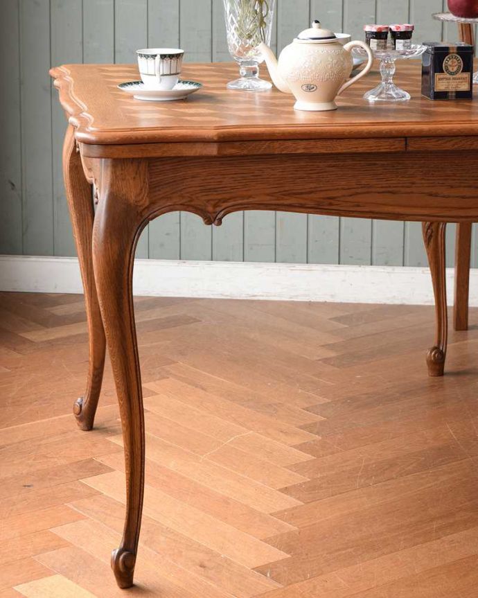 アンティークのテーブル アンティーク家具 フランス輸入のアンティーク家具、パーケット柄が美しいドローリーフテーブル(伸張式ダイニングテーブル)。やっぱり脚の美しさが自慢なんです!一番最初に目に飛び込んでくるフレンチカブリオレレッグ。(j-2127-f)