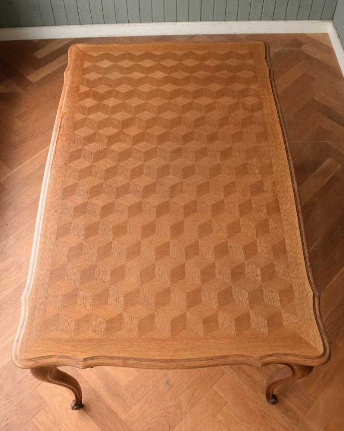 アンティークのテーブル アンティーク家具 フランス輸入のアンティーク家具、パーケット柄が美しいドローリーフテーブル(伸張式ダイニングテーブル)。上から見るとこんな形リーフを開く前はこんな形です。(j-2127-f)