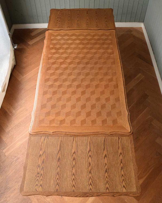 アンティークのテーブル アンティーク家具 フランス輸入のアンティーク家具、パーケット柄が美しいドローリーフテーブル(伸張式ダイニングテーブル)。上から見ると、天板には美しすぎる木の模様広げた状態で天板を見てみるとこんな感じ。(j-2127-f)