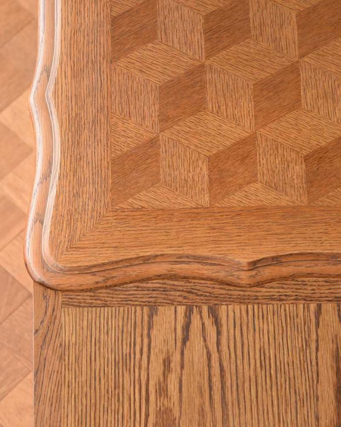 アンティークのテーブル アンティーク家具 フランス輸入のアンティーク家具、パーケット柄が美しいドローリーフテーブル(伸張式ダイニングテーブル)。近づいて見てみると、天板はこんな感じです。(j-2127-f)